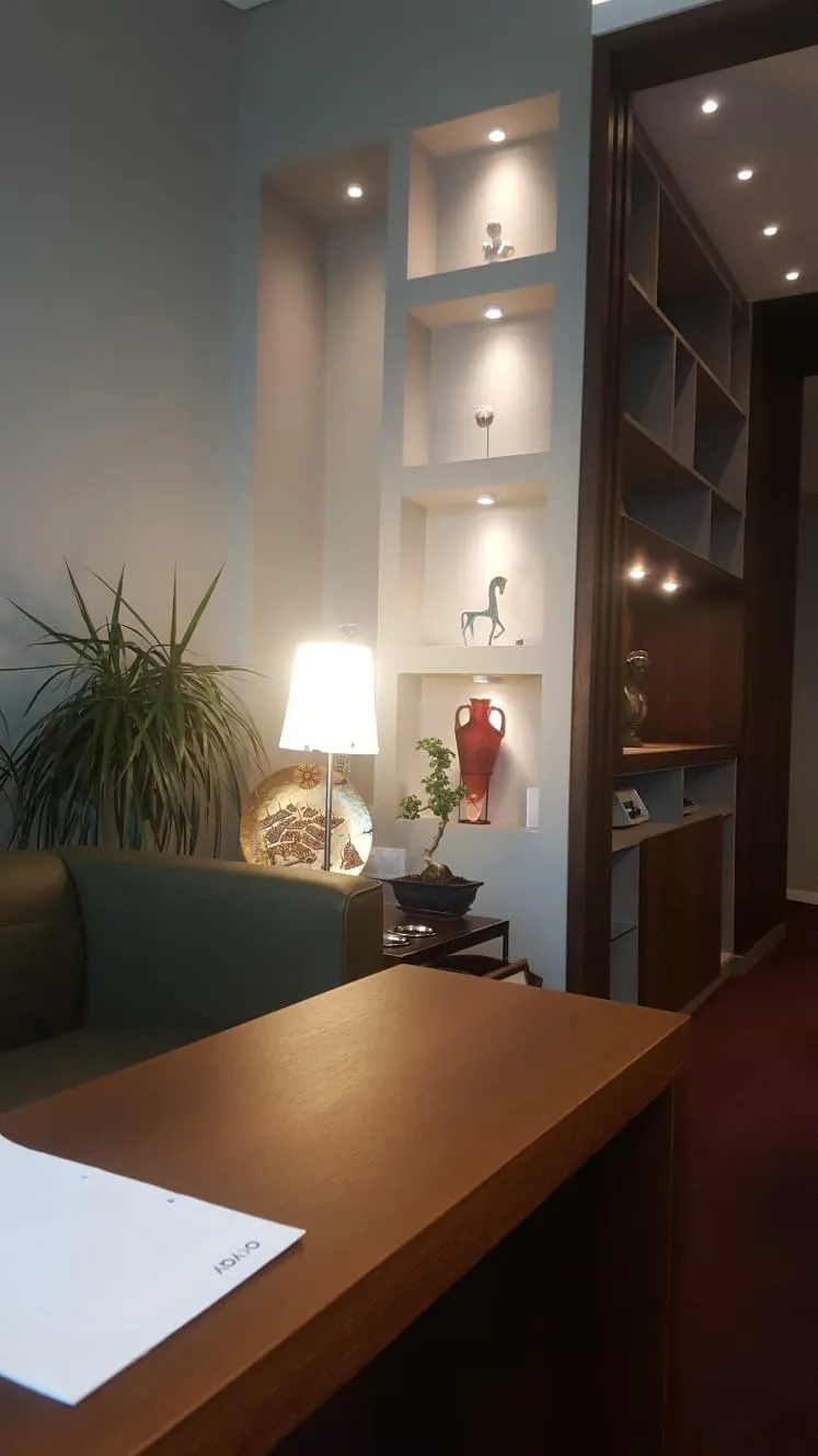 Büronun görüşme alanındaki oturma köşesi ve sergi nişleri