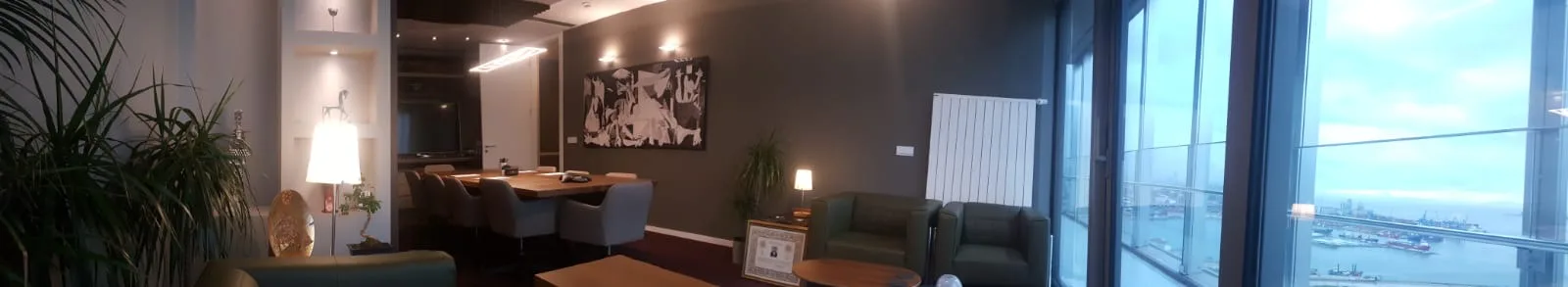 Büronun körfeze bakan çalışma katından panoramik görünüm